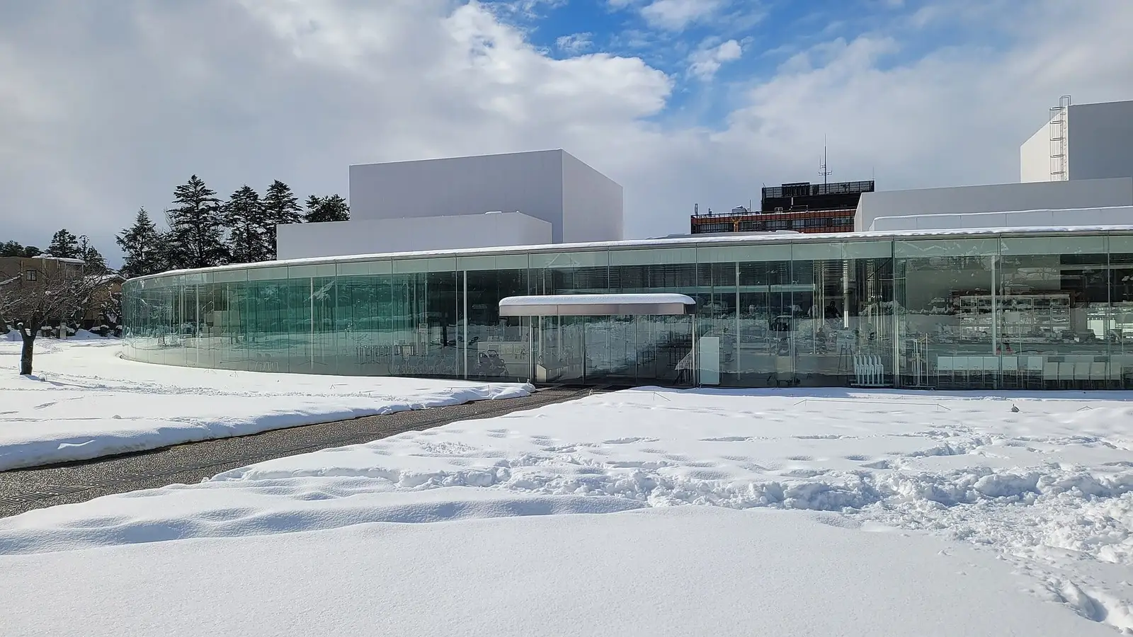 Das 21st Century Museum Kanazawa an einem Schneetag