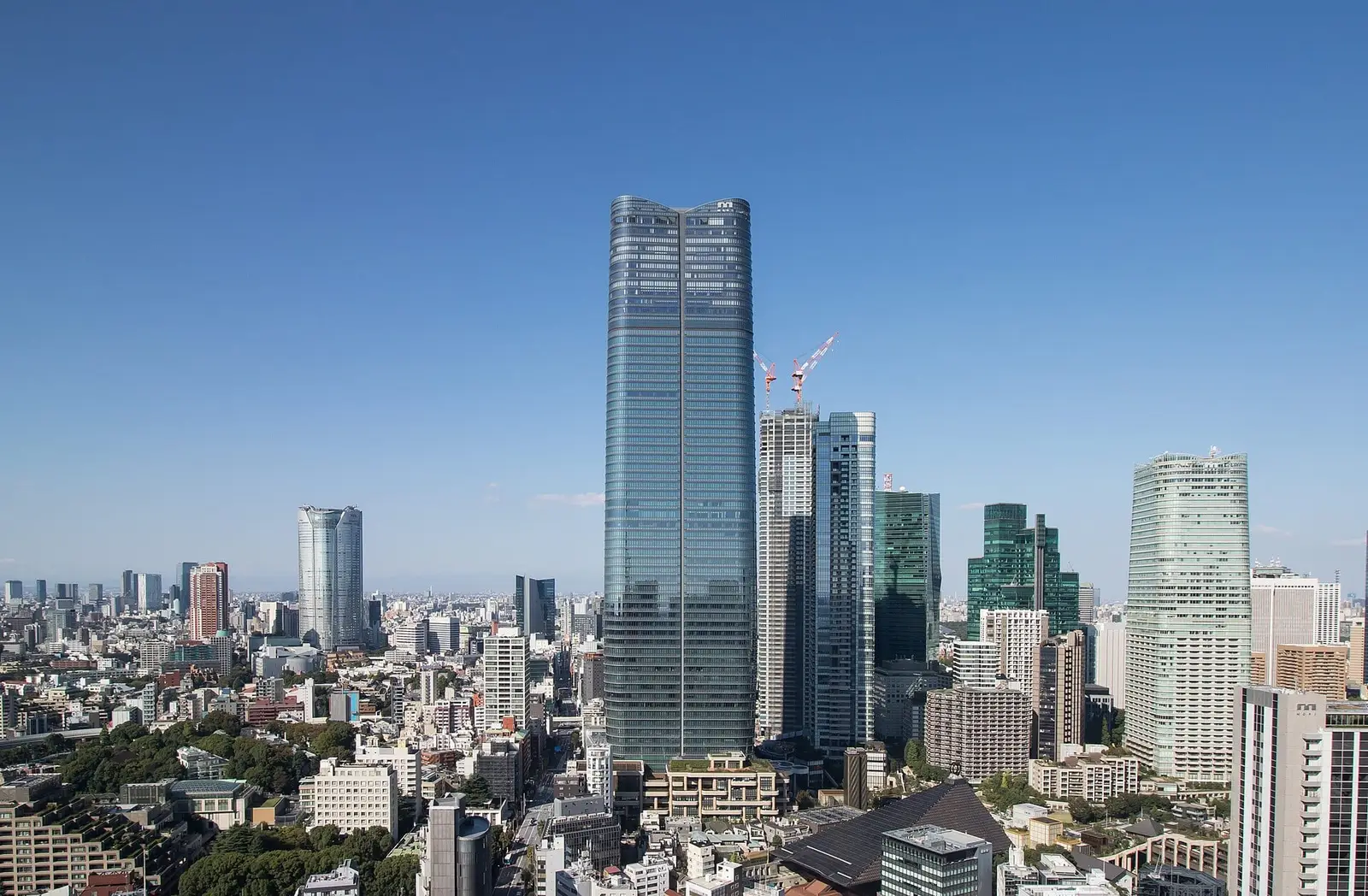 Der Azabudai Hills Mori JP Tower über der Skyline der Innenstadt