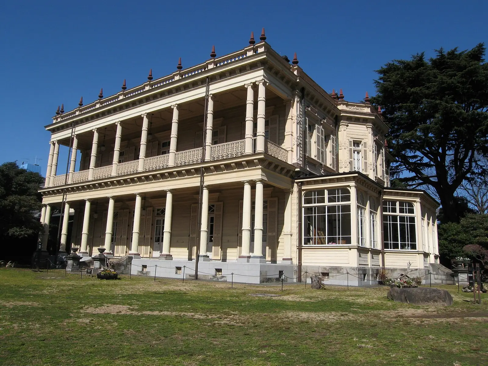 Westlicher Flügel der ehemaligen Residenz Iwasaki mit Säulenveranda