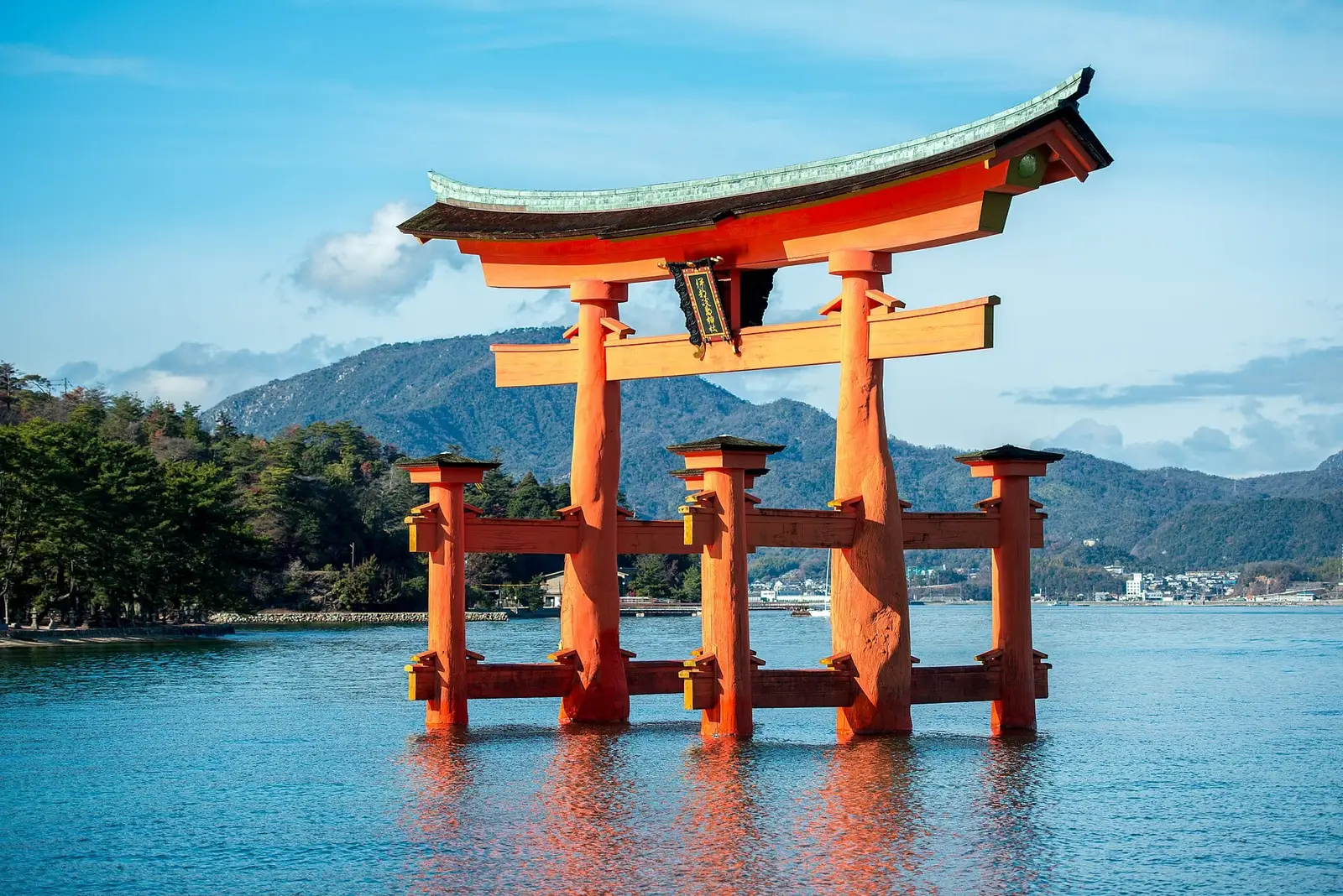 Das große Torii im Meer