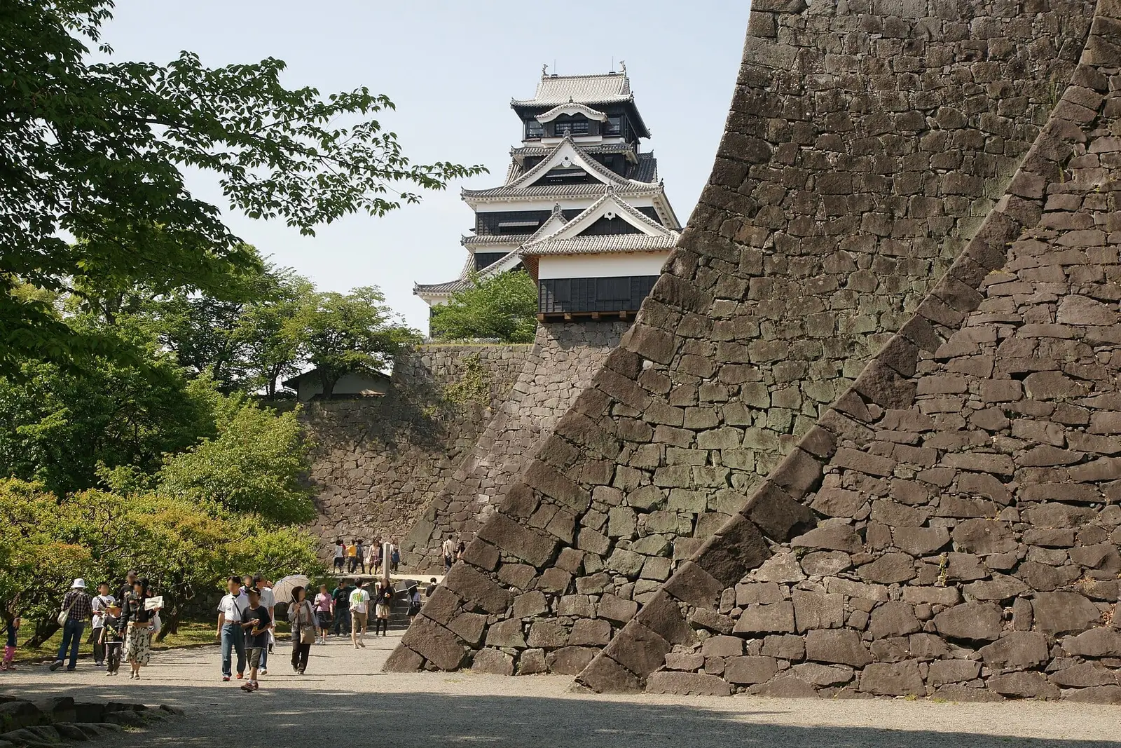 Musha-gaeshi-Steinmauern und Hauptturm der Burg Kumamoto
