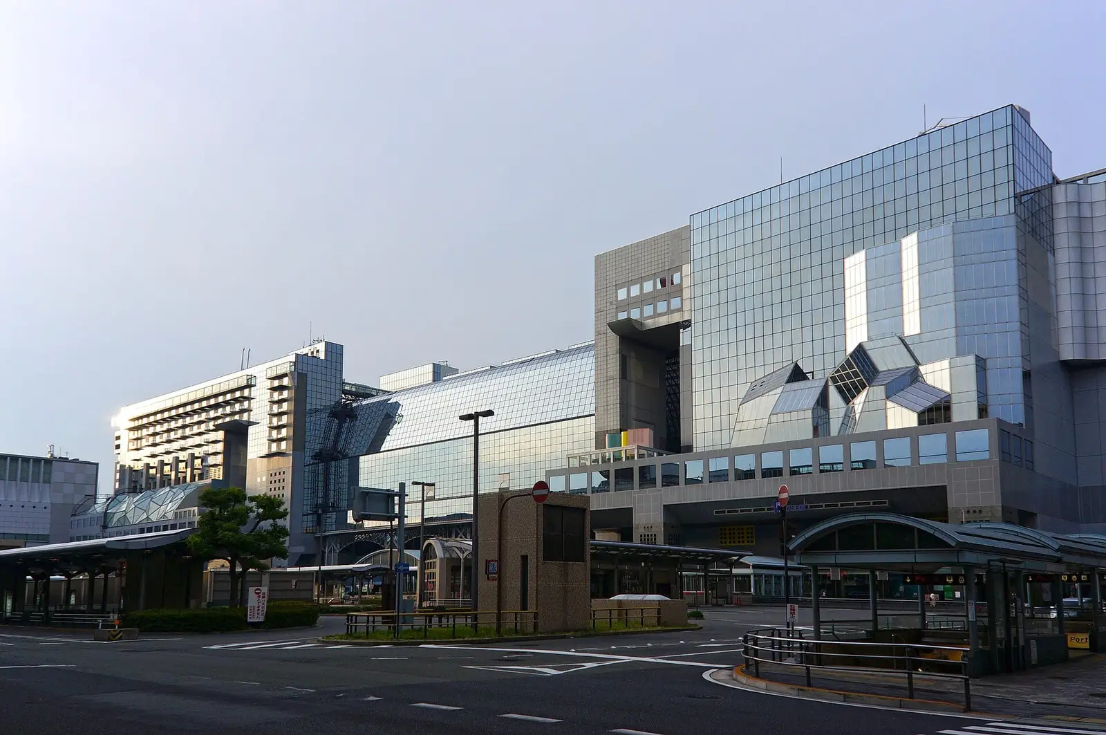 Außenansicht des Bahnhofsgebäudes Kyōto