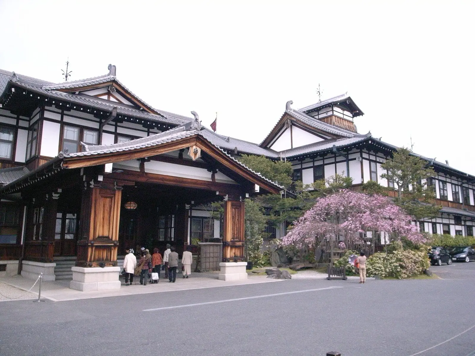 Außenansicht des Hauptbaus des Nara Hotel