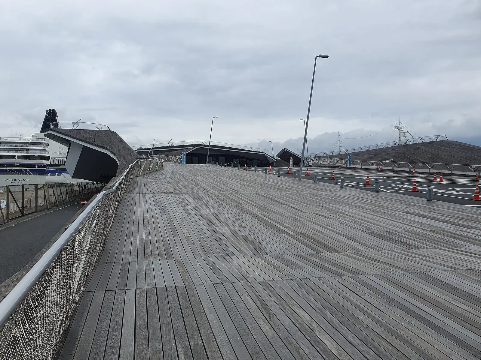 Welliges Holzdeck des Dachplatzes