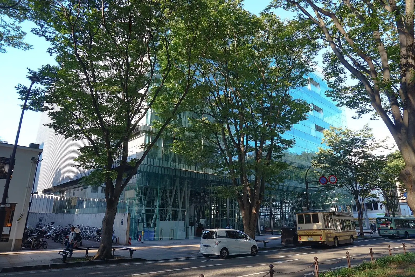 Die Zelkoven-Allee der Jōzenji-dōri und die Sendai Mediatheque