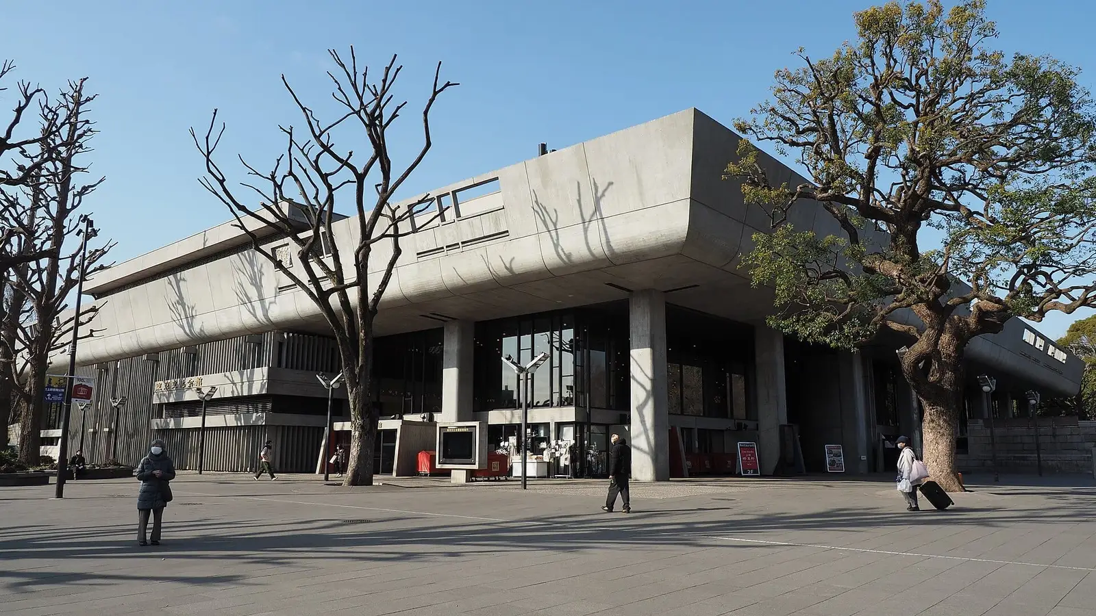 Das Tokyo Bunka Kaikan mit aufgeschwungenem Vordach
