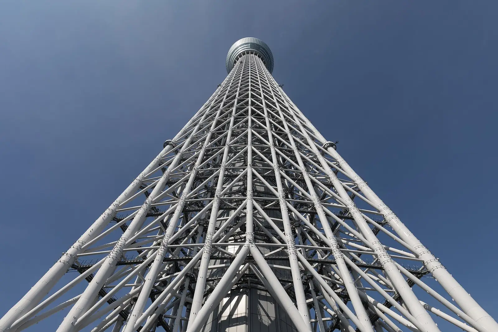 Blick vom Fuß hinauf zum Tokyo Skytree