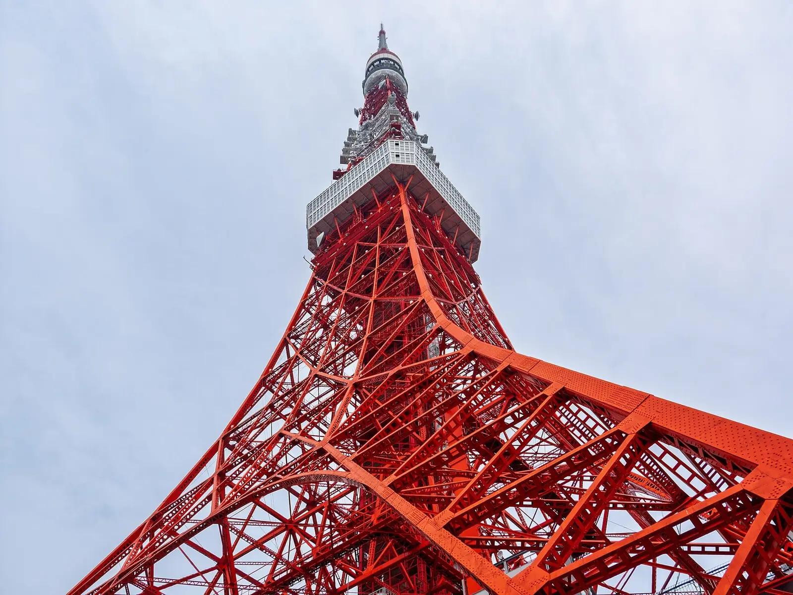 Blick vom Fuß hinauf zum Tokyo Tower