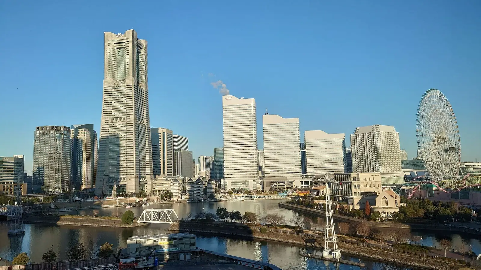 Die Skyline von Minato Mirai und der Yokohama Landmark Tower